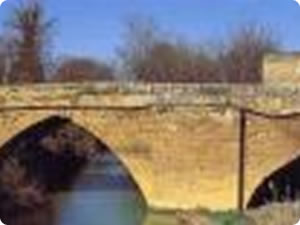 Puente medieval sobre el río Cidacos